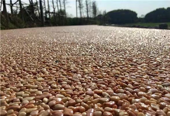 如何區(qū)分露骨料透水混凝土和膠粘石透水地坪？